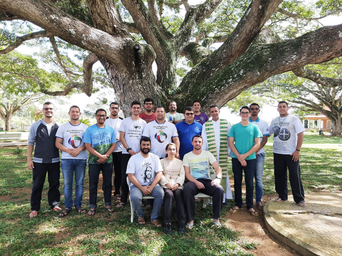 Seminaristas em retiro: sem telefone, em contato com a natureza