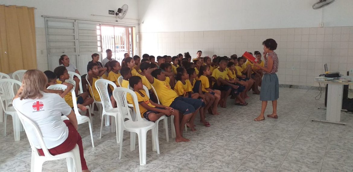 Turma do Ceami recebe visita de escritora capixaba