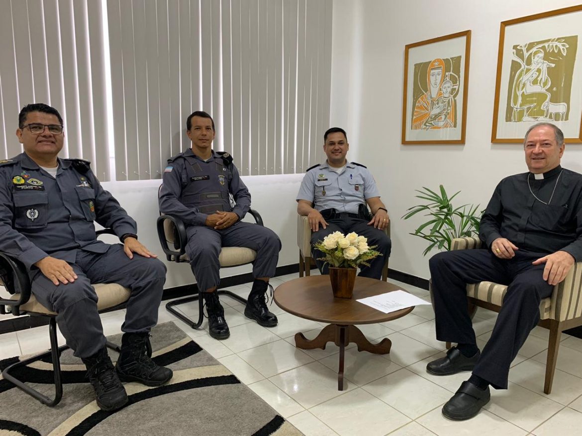 Dom Wladimir recebe policiais militares para parabenizá-los pelo trabalho