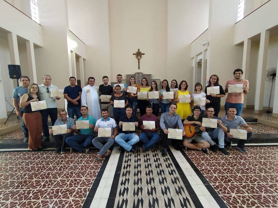 Escola de Fé e Cidadania forma 25 alunos