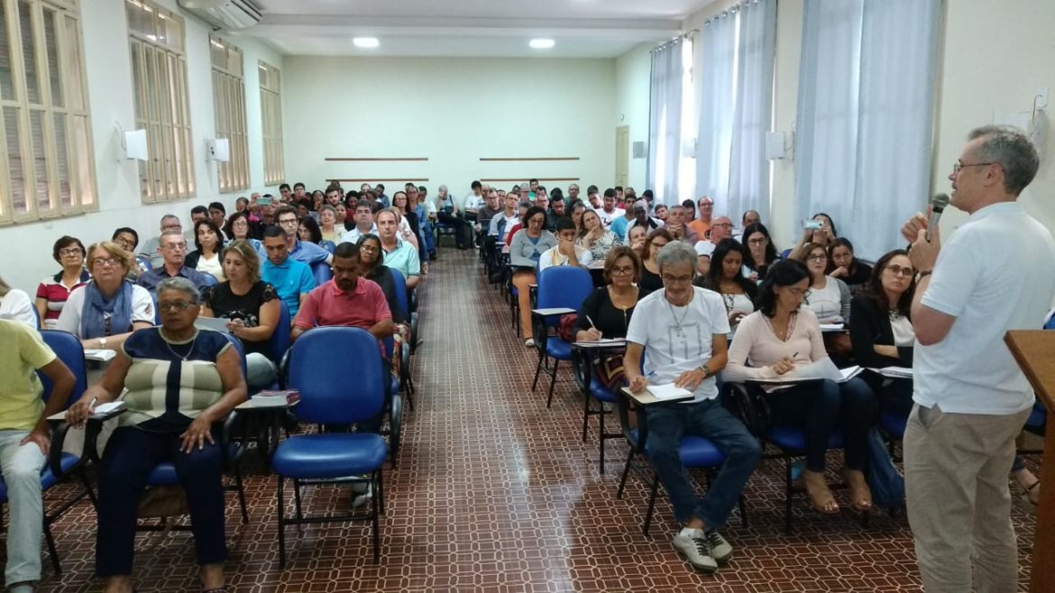 10ª Assembleia: delegados participam de encontro com assessor teológico