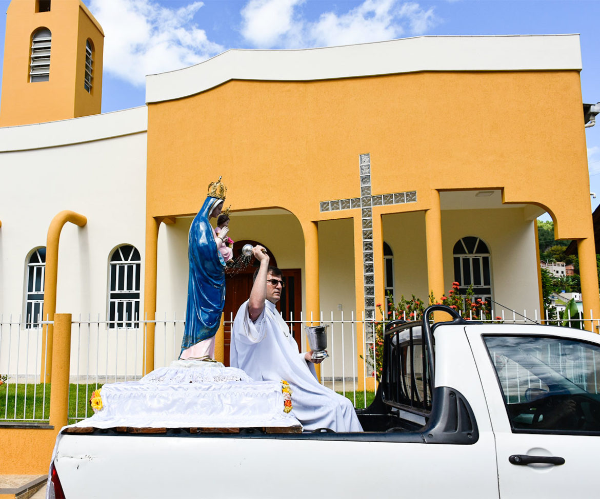 Imagem de Nossa Senhora da Saúde percorre ruas de Ibiraçu