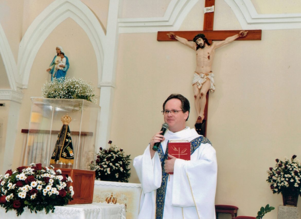 TESTEMUNHO VOCACIONAL DO PADRE ADRIANO MARCOS LUCHI