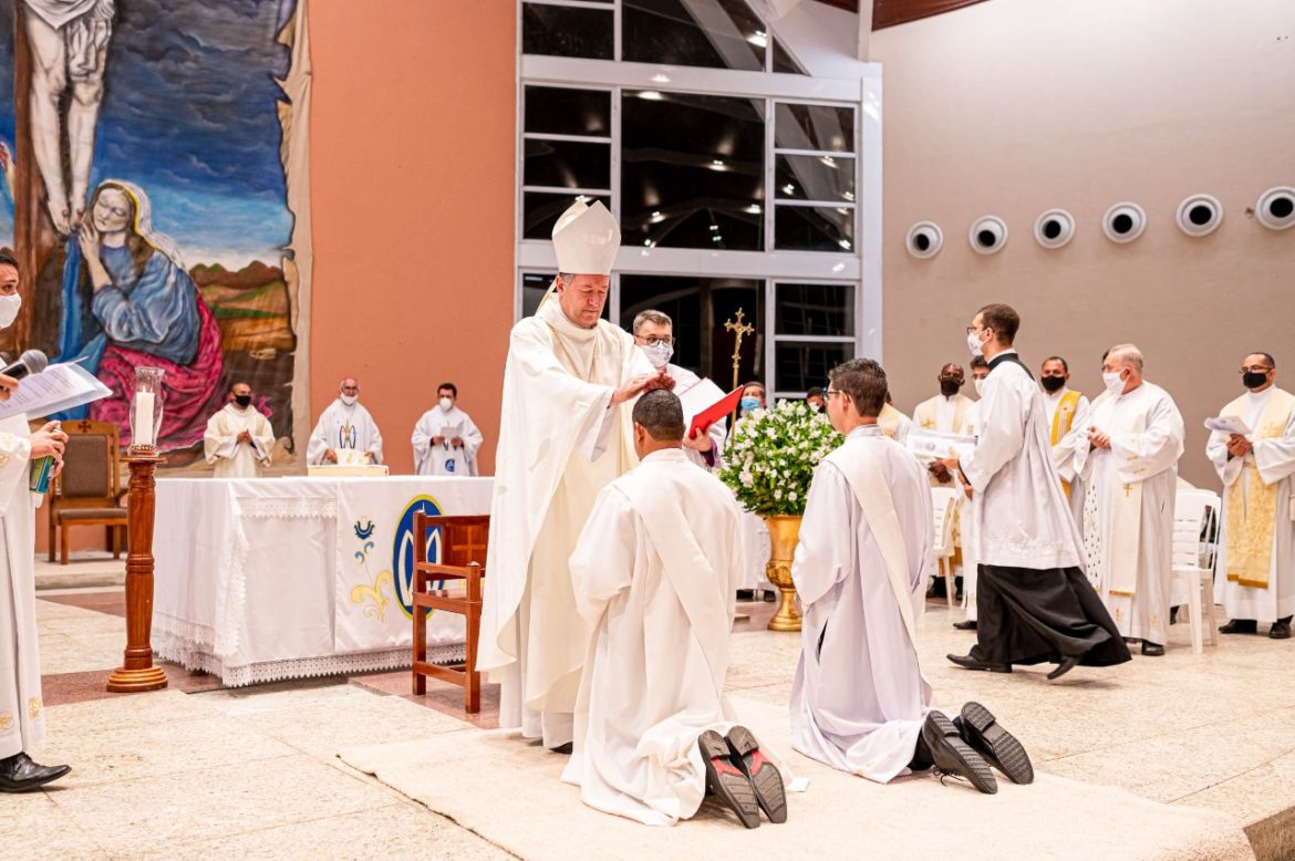 DIOCESE DE COLATINA COMEMORA ORDENAÇÃO PRESBITERAL DE MELQUISEDEC E WALDEMIR