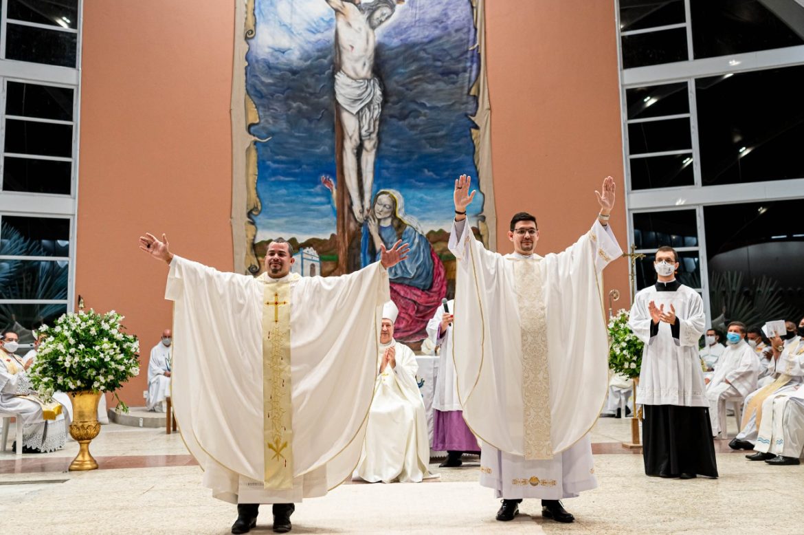 DIOCESE DE COLATINA COMEMORA ORDENAÇÃO PRESBITERAL DE MELQUISEDEC E WALDEMIR