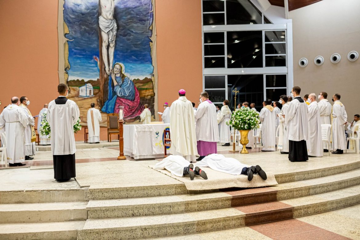 DIOCESE DE COLATINA COMEMORA ORDENAÇÃO PRESBITERAL DE MELQUISEDEC E WALDEMIR