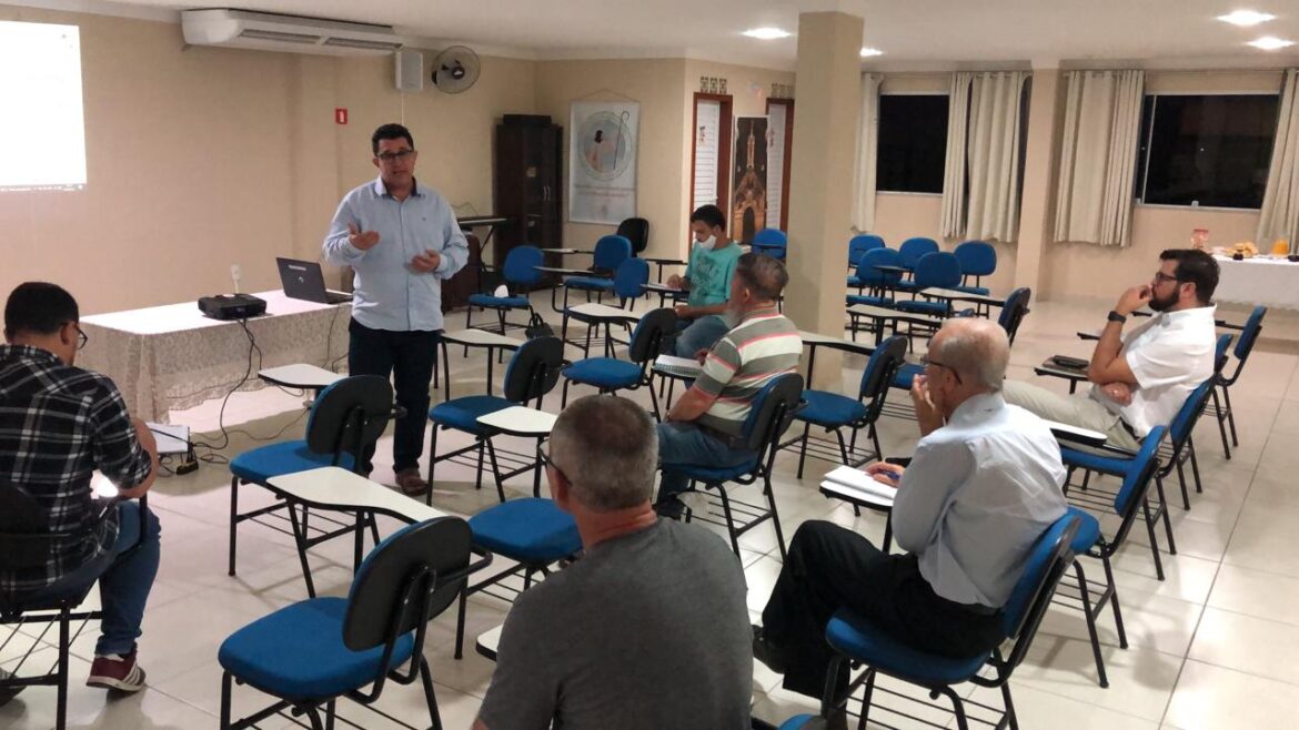 Padres da Área de Colatina refletem sobre o próximo Sínodo