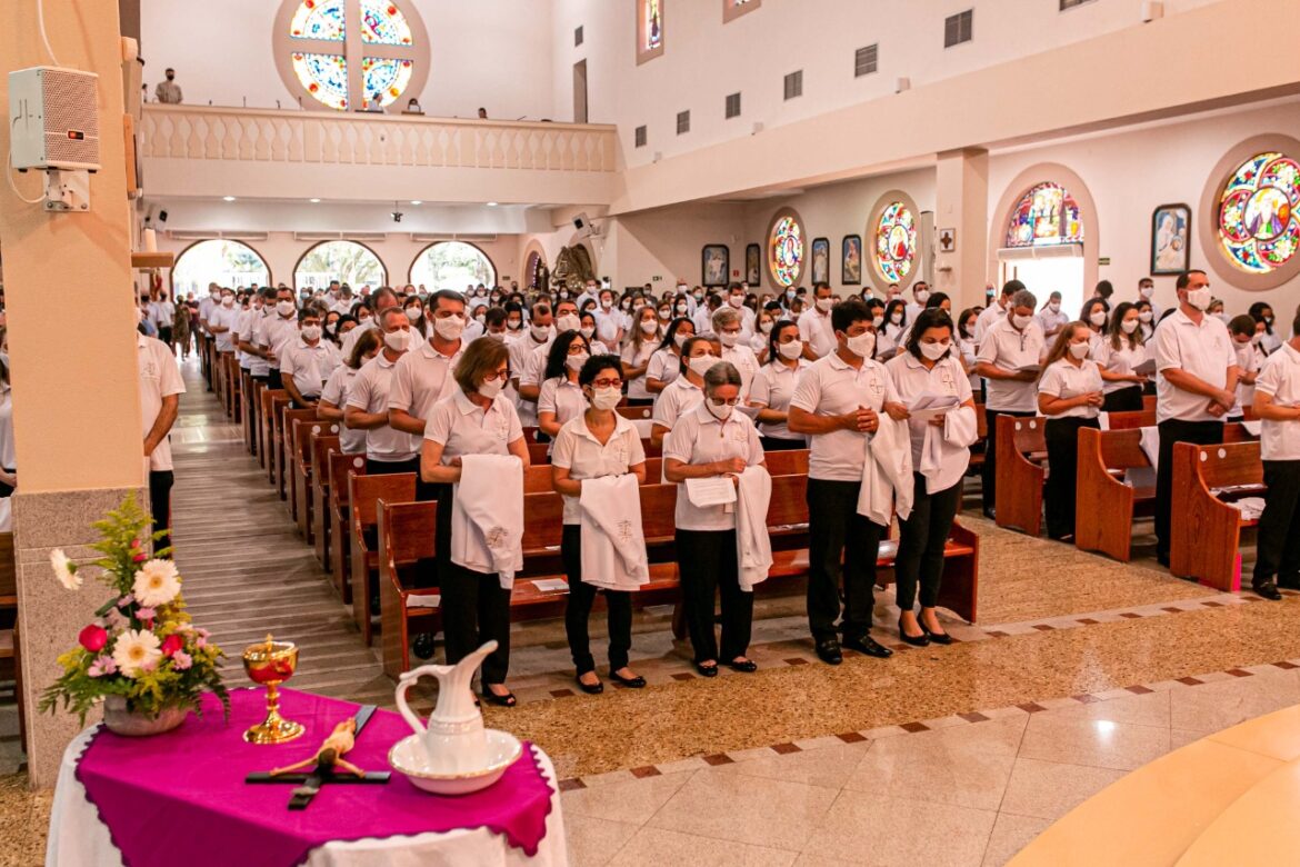 Instituídos quase 200 novos ministros na Paróquia São João Batista