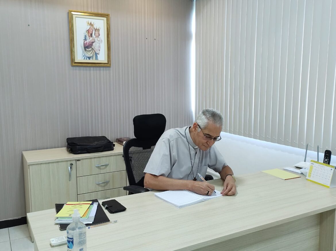 Dom Lauro dá seu primeiro expediente na Cúria Diocesana