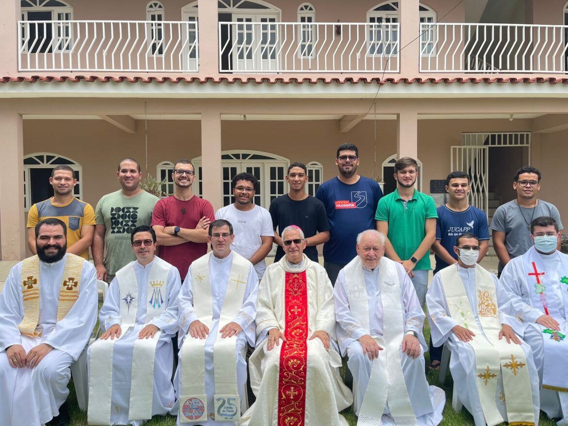 Seminaristas recebem dom Lauro na missa de encerramento do retiro espiritual