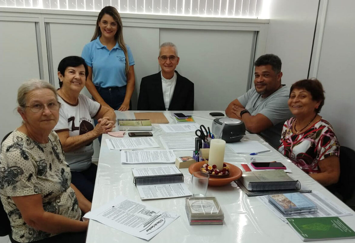Dom Lauro conhece a equipe do folheto litúrgico O Dia do Senhor