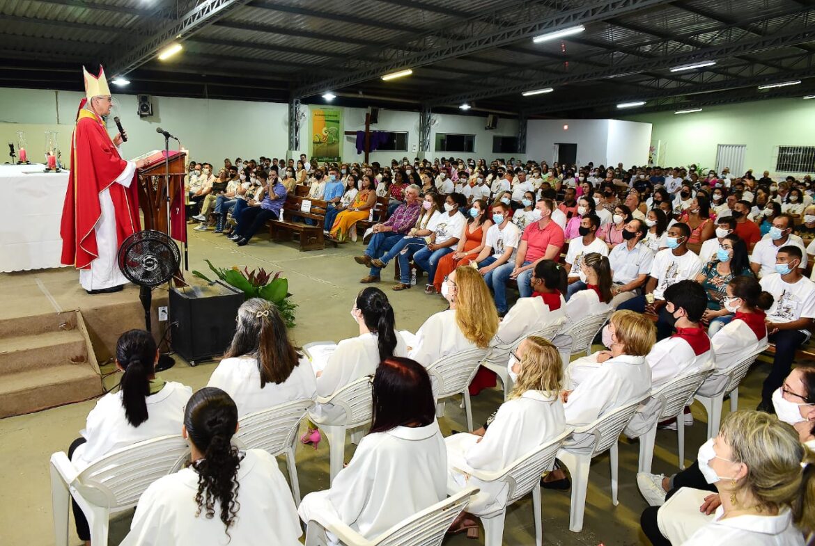 Dom Lauro Sérgio crisma 144 jovens da Paróquia Divino ES, em Colatina