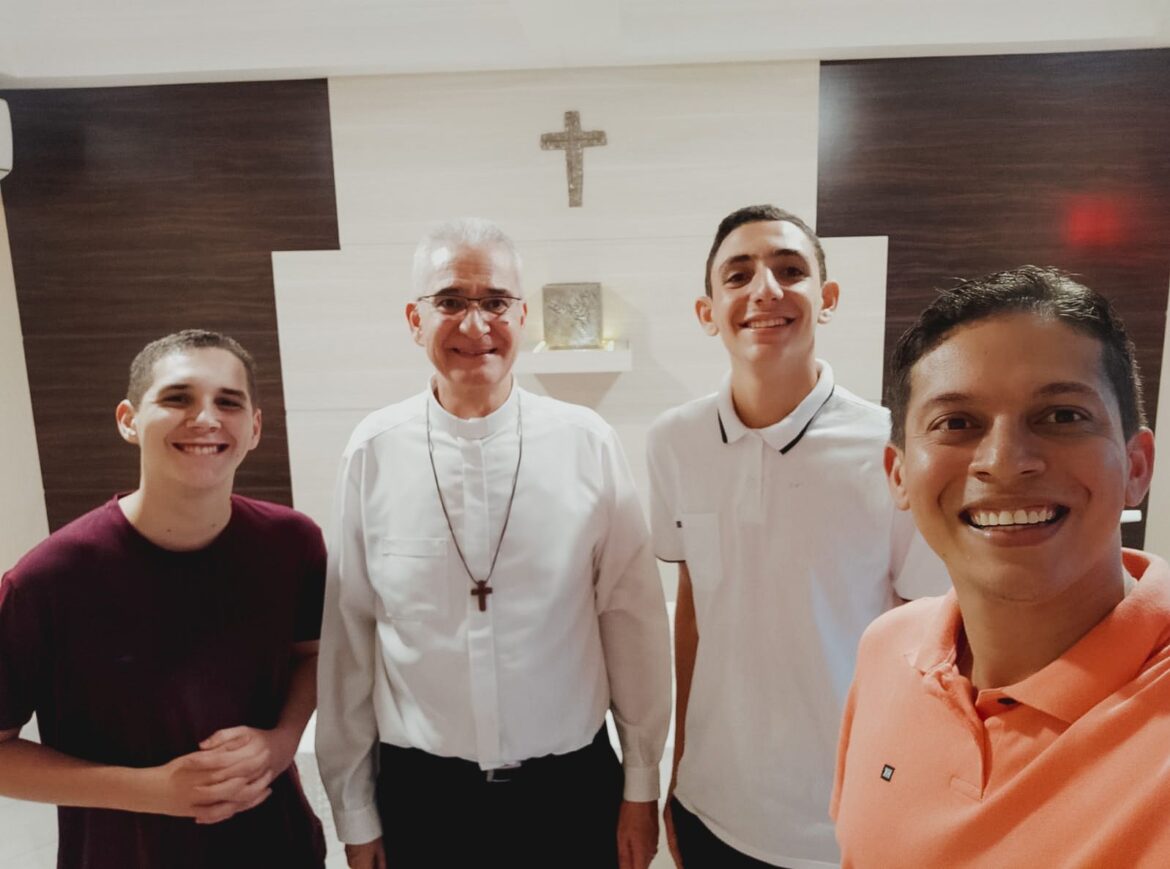 Propedeutas se encontram com dom Lauro na residência episcopal