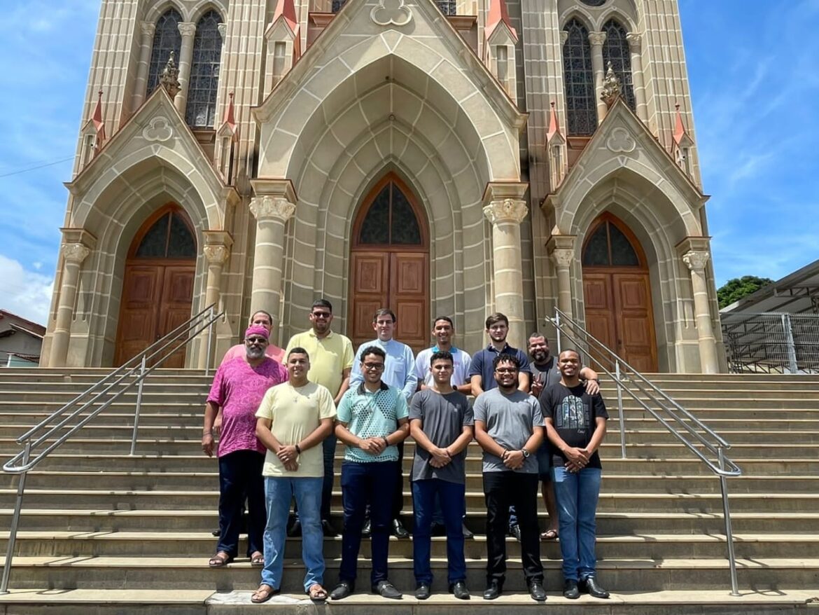 Seminaristas fazem visita missionária na paróquia de Itaguaçu