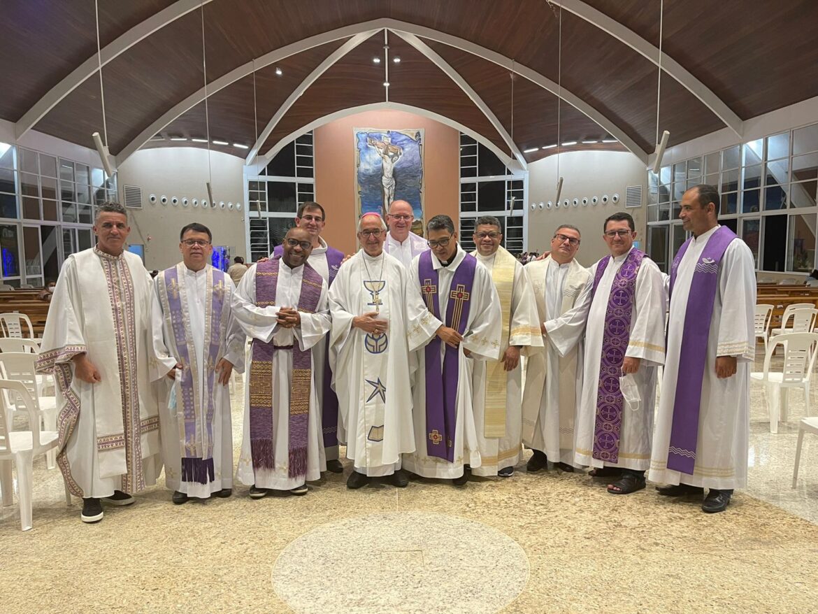 Momento de emoção: dom Décio celebra 25 anos de vida episcopal