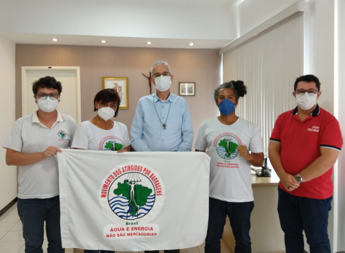 Dom Lauro recebe equipe do Movimento dos Atingidos por Barragens