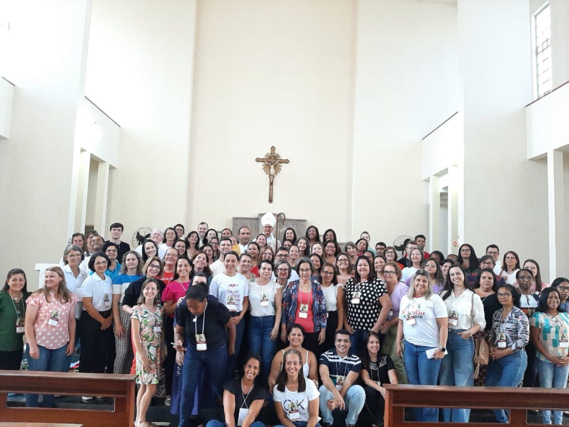 Encontro ampliado de catequese reúne representantes de todas as paróquias