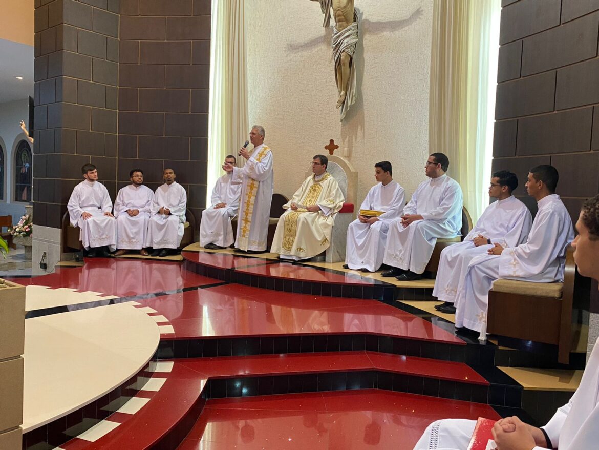 Seminaristas fazem visita missionária à Paróquia São João Batista