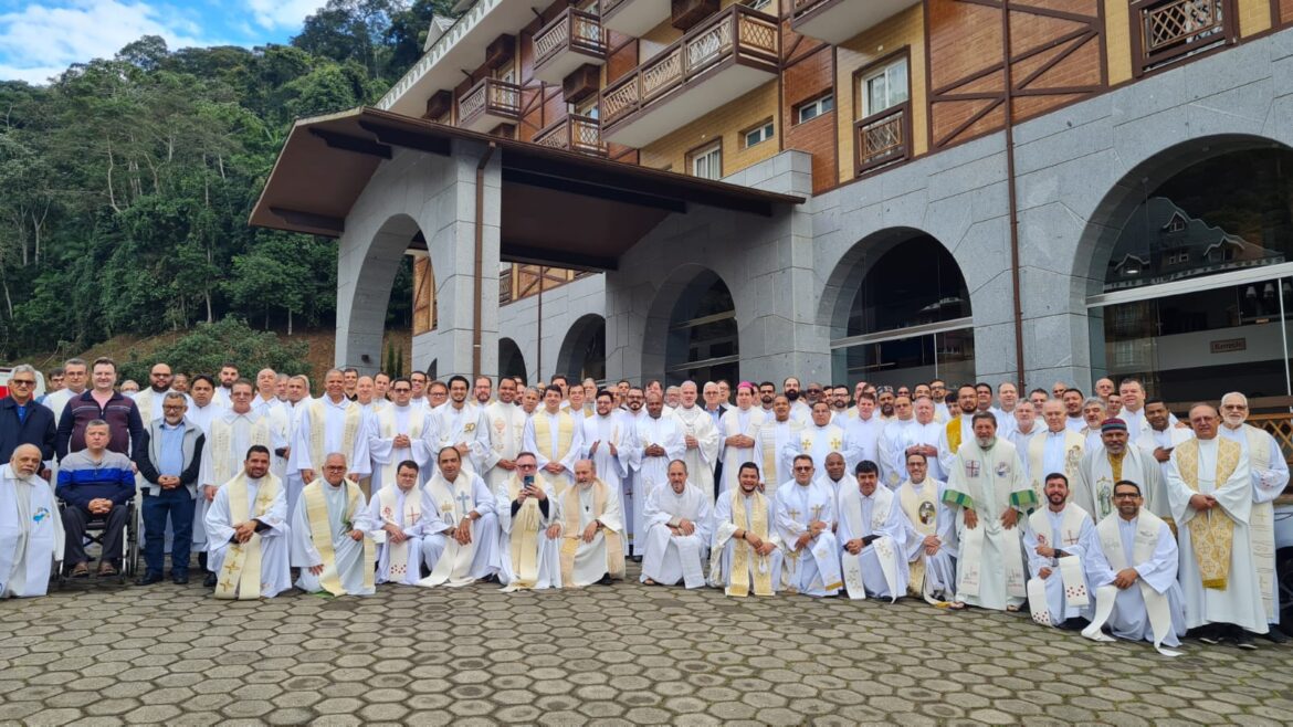 Padres de todo o ES participam de formação permanente sobre “angústia presbiteral”