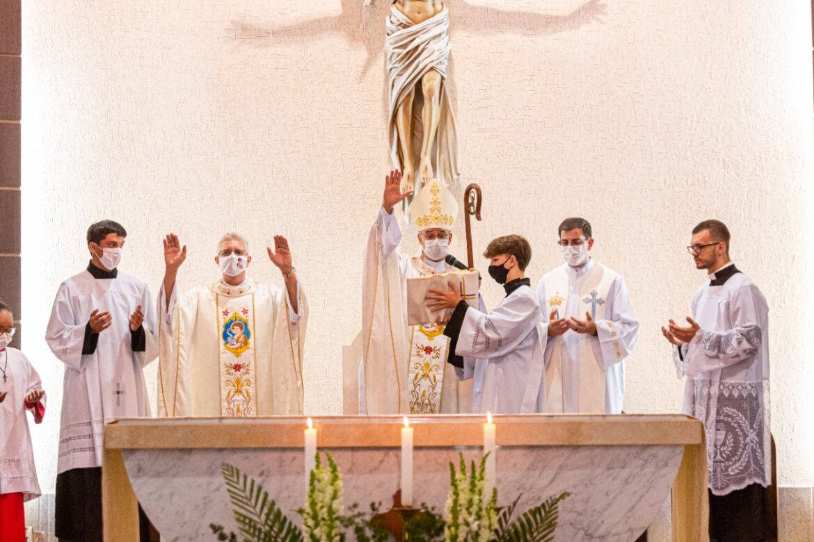 Paróquia São João Batista celebra seu padroeiro e acolhe dom Lauro pela primeira vez