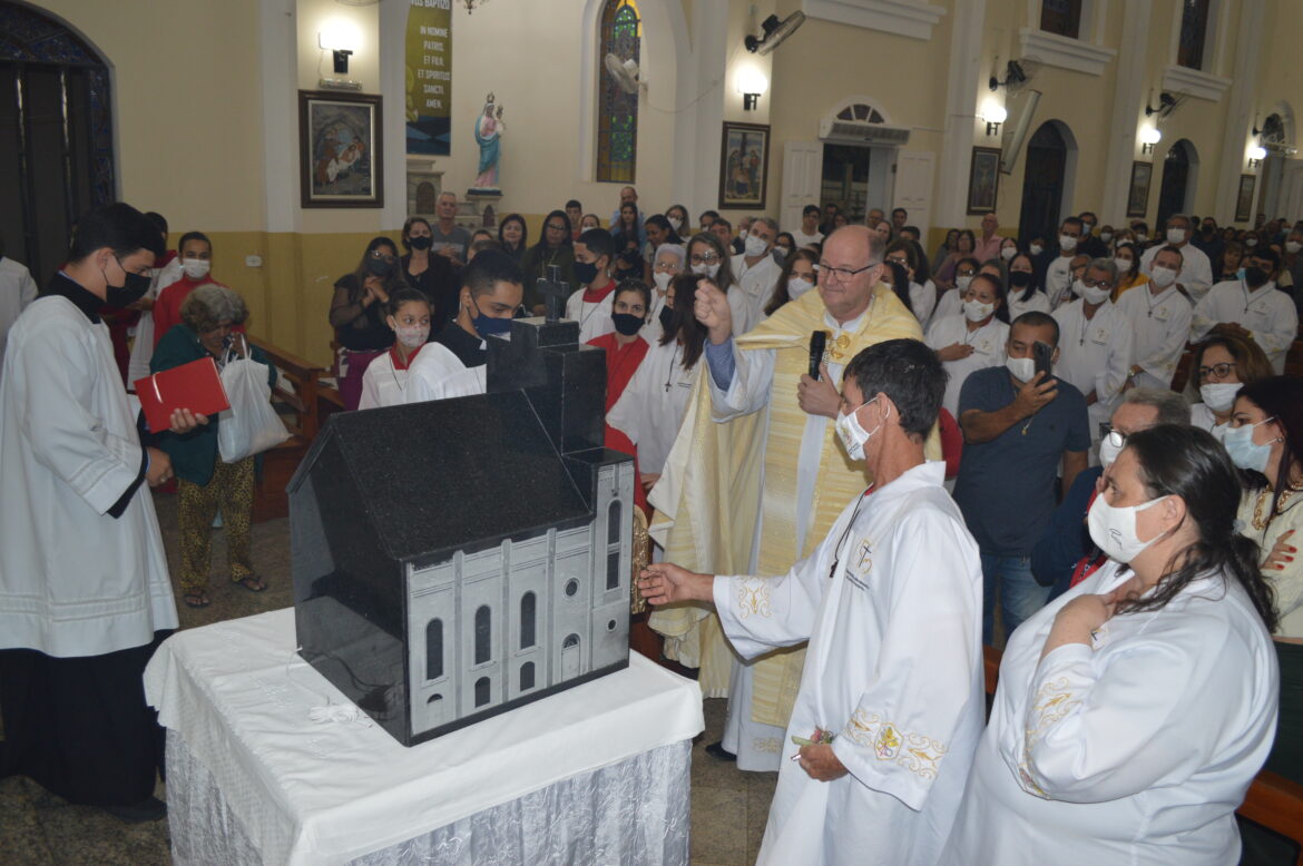 Paróquia São Pedro ganha sacrário personalizado e recebe visita do bispo