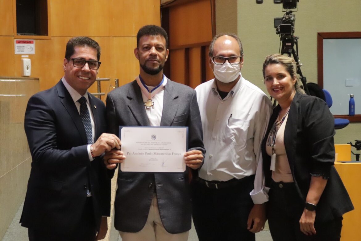 Padre Paulo Mascarenhas é homenageado na Assembleia Legislativa do ES