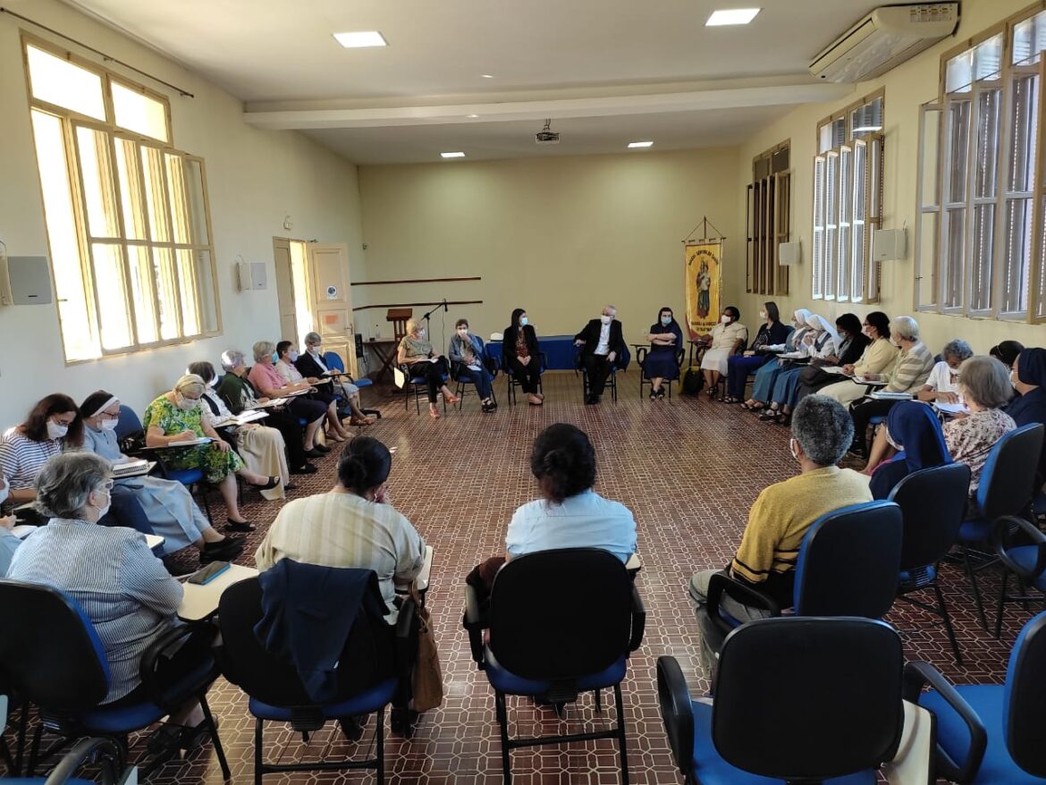 Dom Lauro se reúne com religiosas que atuam na Diocese de Colatina