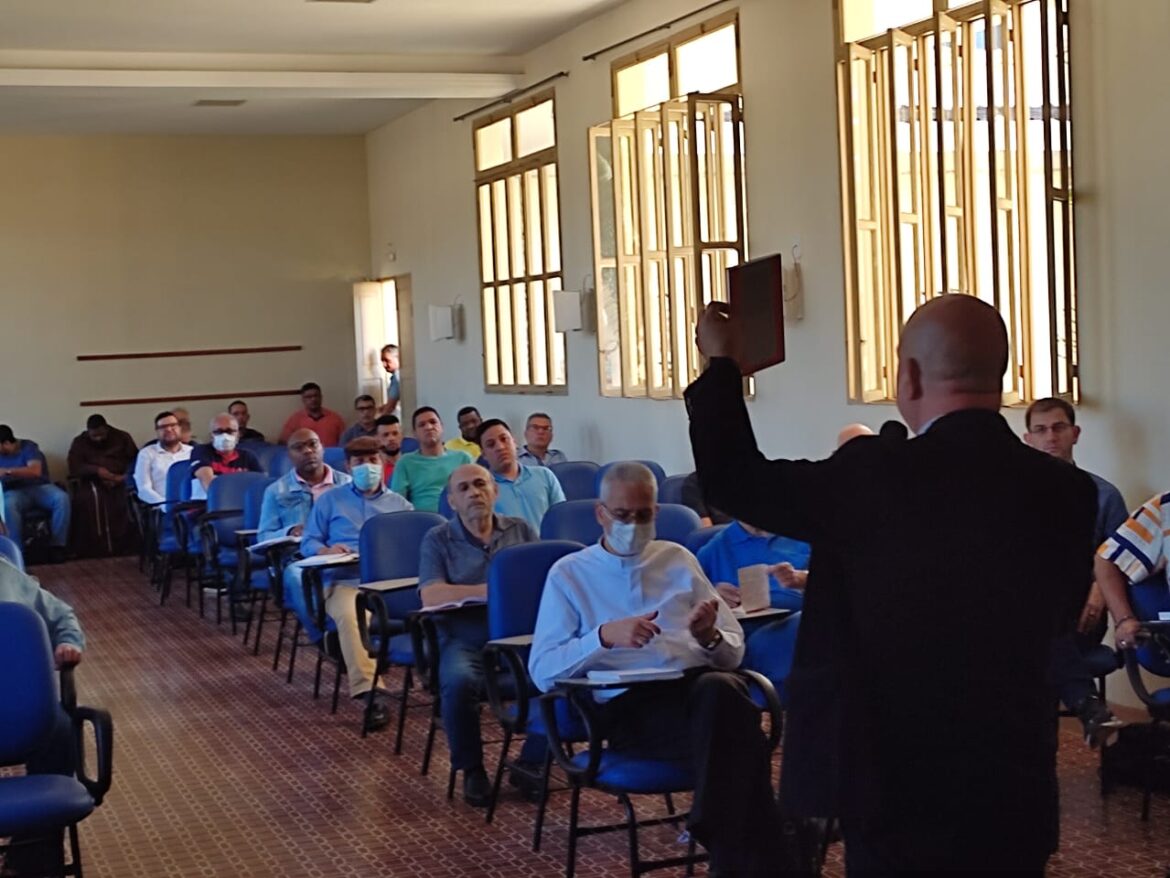 Presbitério se reúne para encontro de formação em Ibiraçu