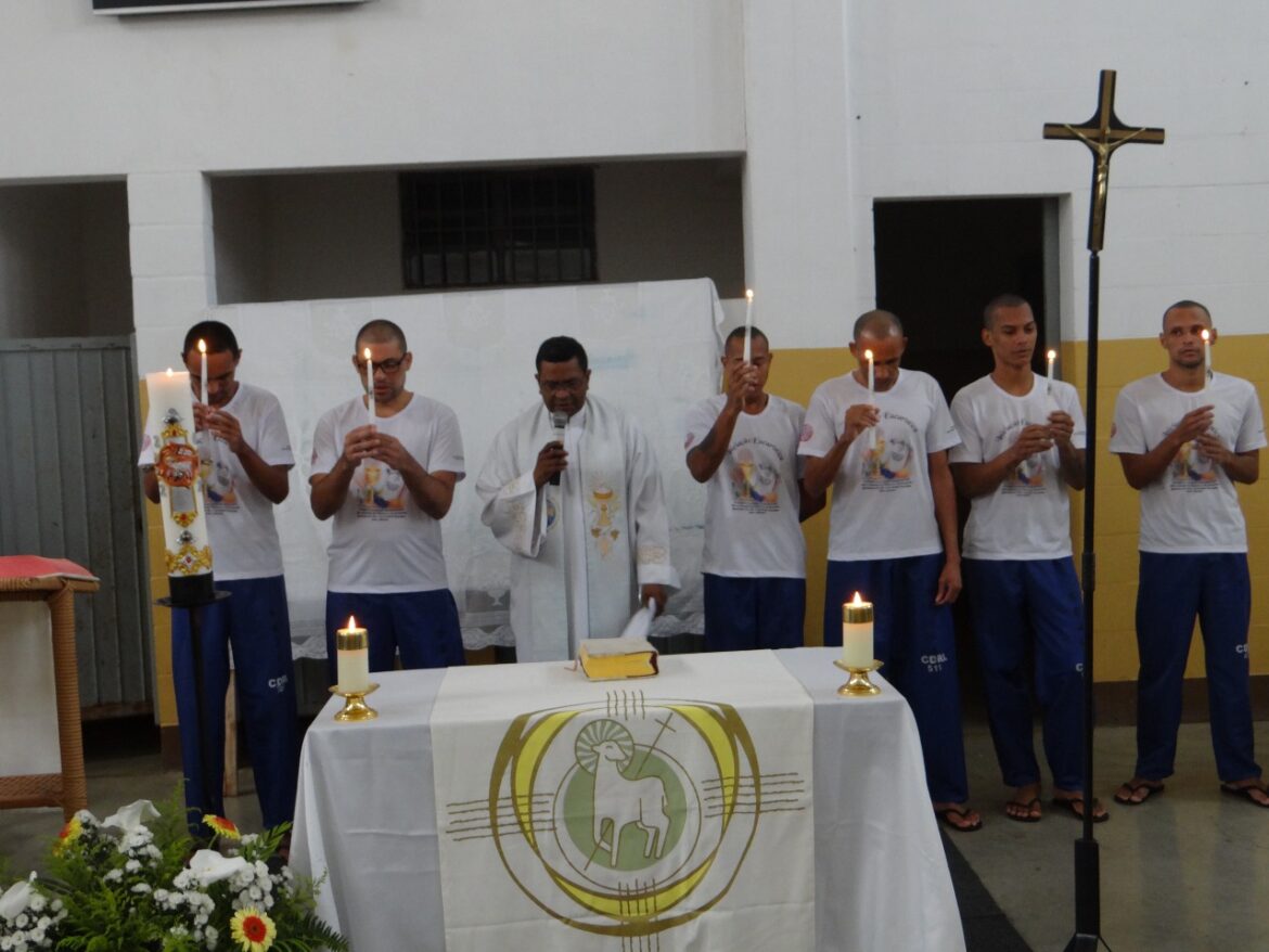 Seis encarcerados recebem primeira comunhão em Linhares