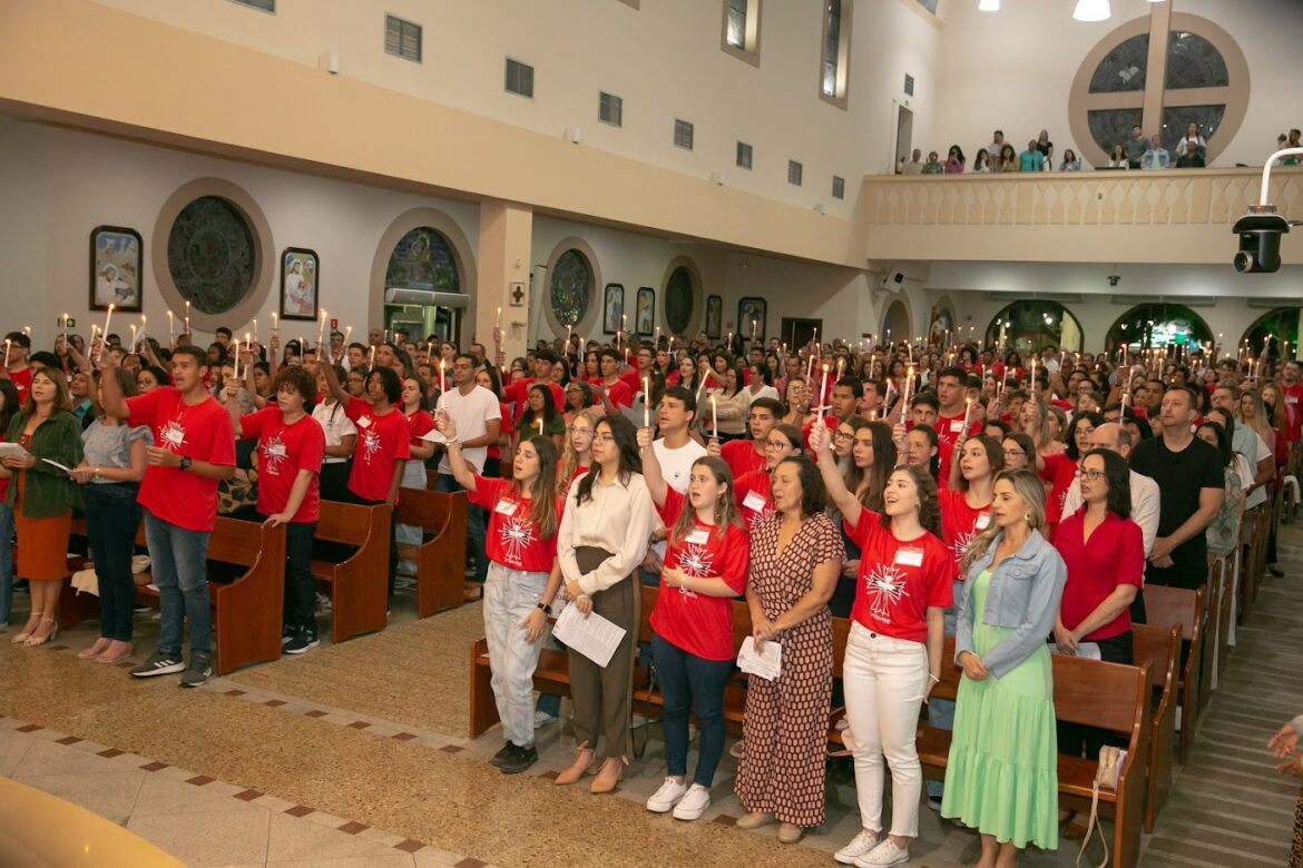 Dom Lauro crisma 189 jovens e adultos de Aracruz