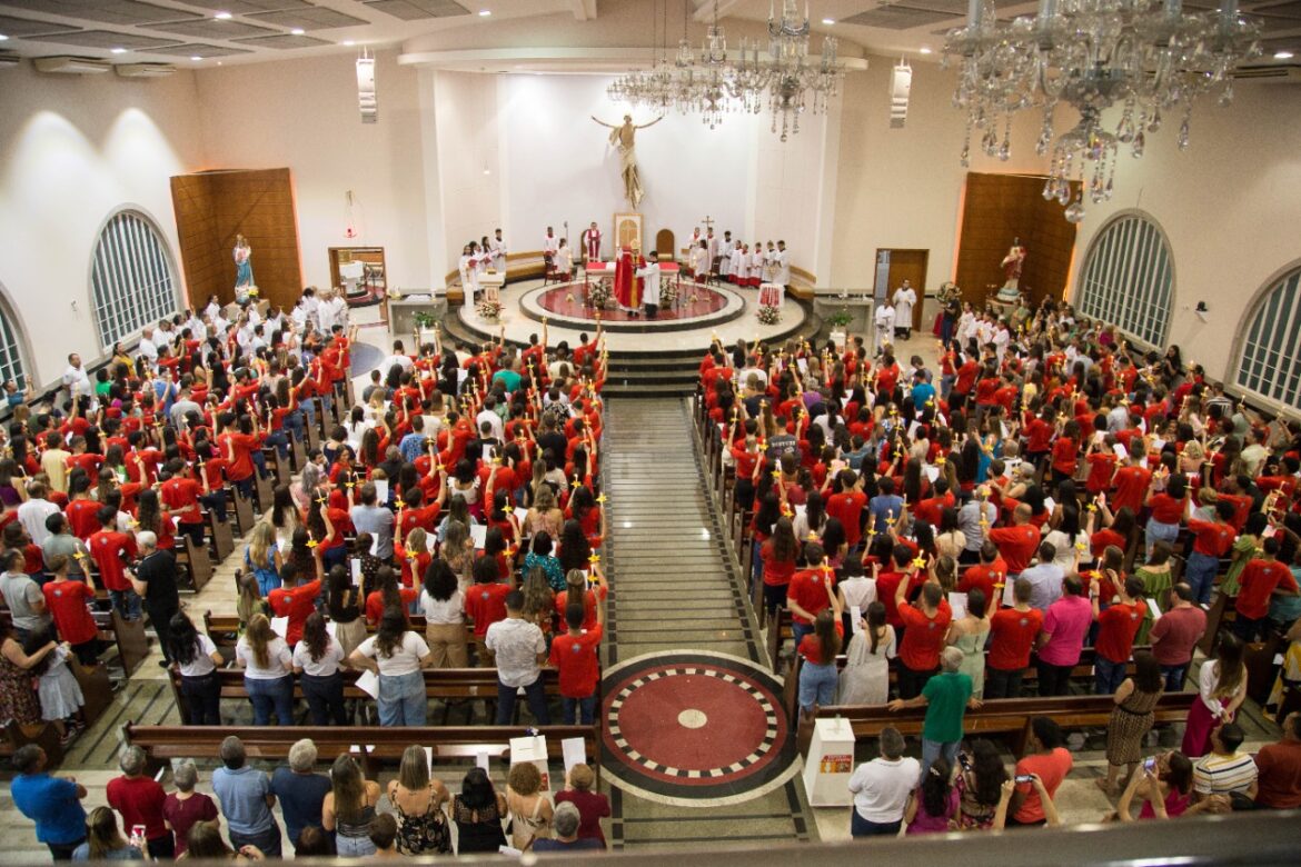 Dom Lauro crisma 368 jovens e adultos de Linhares e Governador Lindenberg