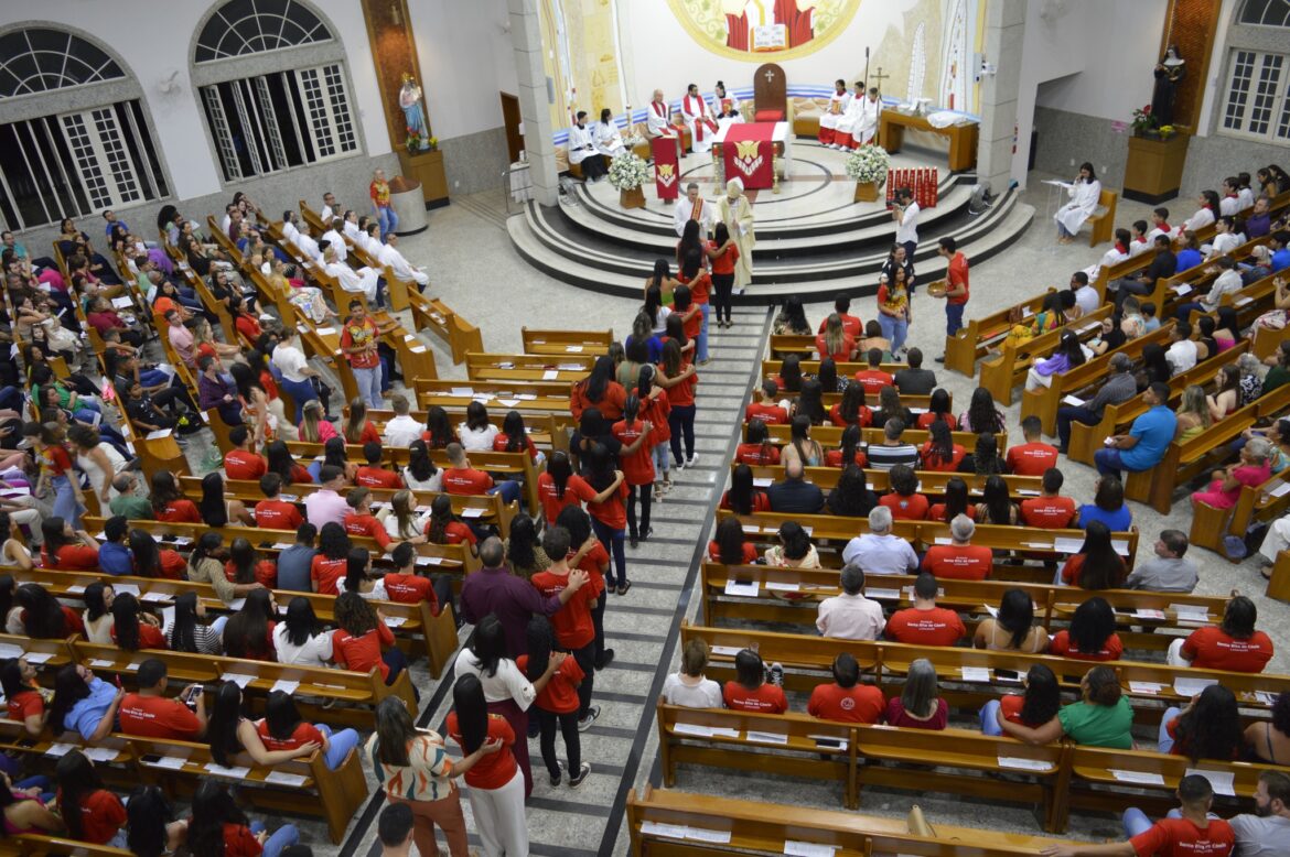 Dom Lauro crisma 96 jovens e adultos da Paróquia Santa Rita