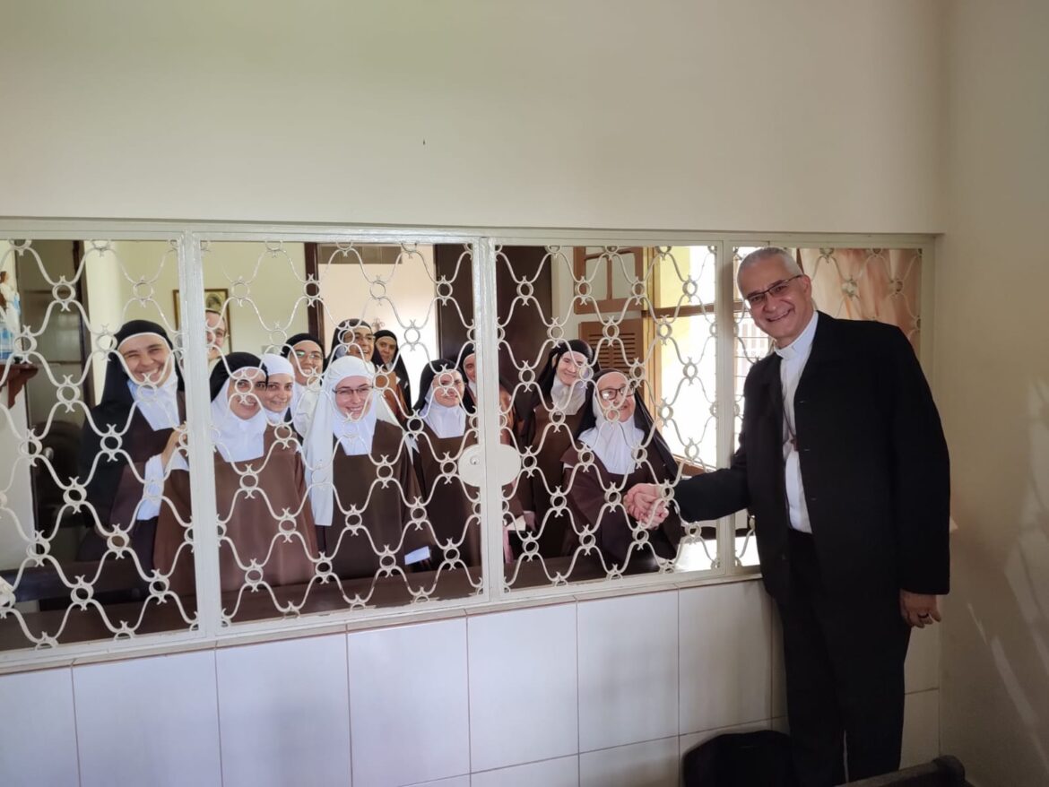 Dom Lauro visita irmãs carmelitas de Camaragibe (PE)