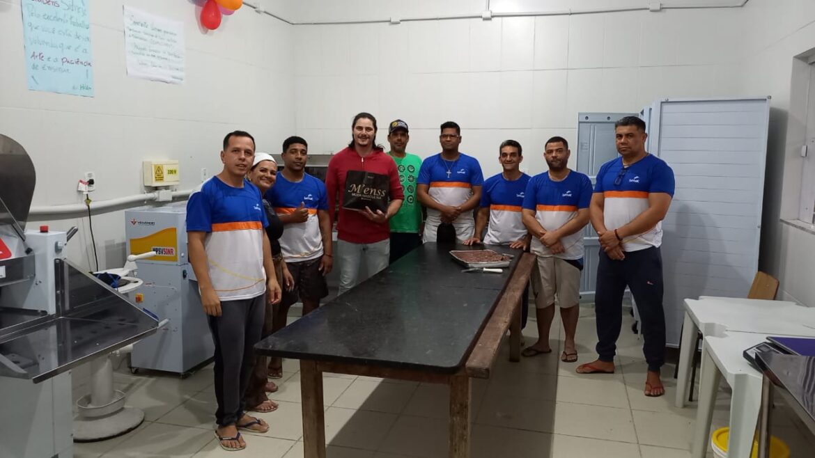 Comunidade Betânia capacita 12 acolhidos com curso de panificação