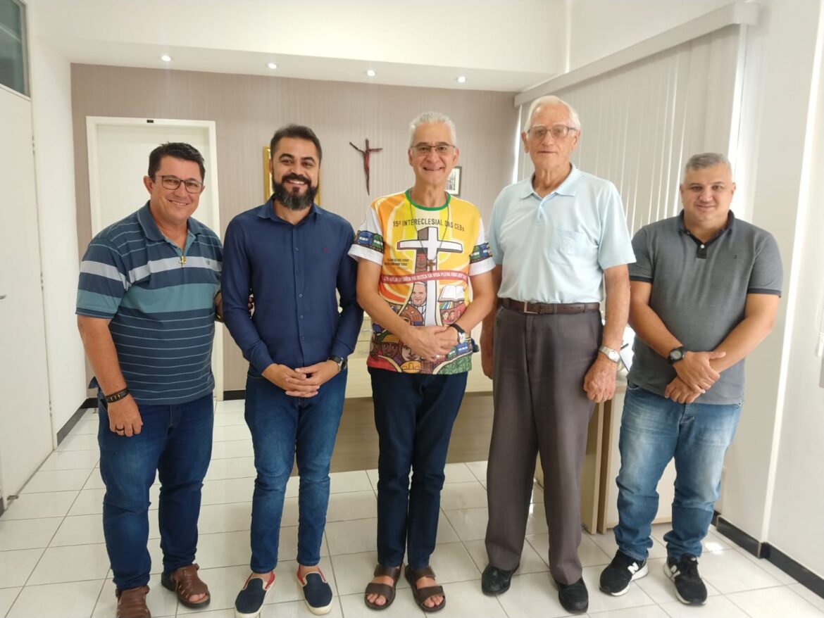 DOM LAURO RECEBE DIREÇÃO DO COLÉGIO MARISTA