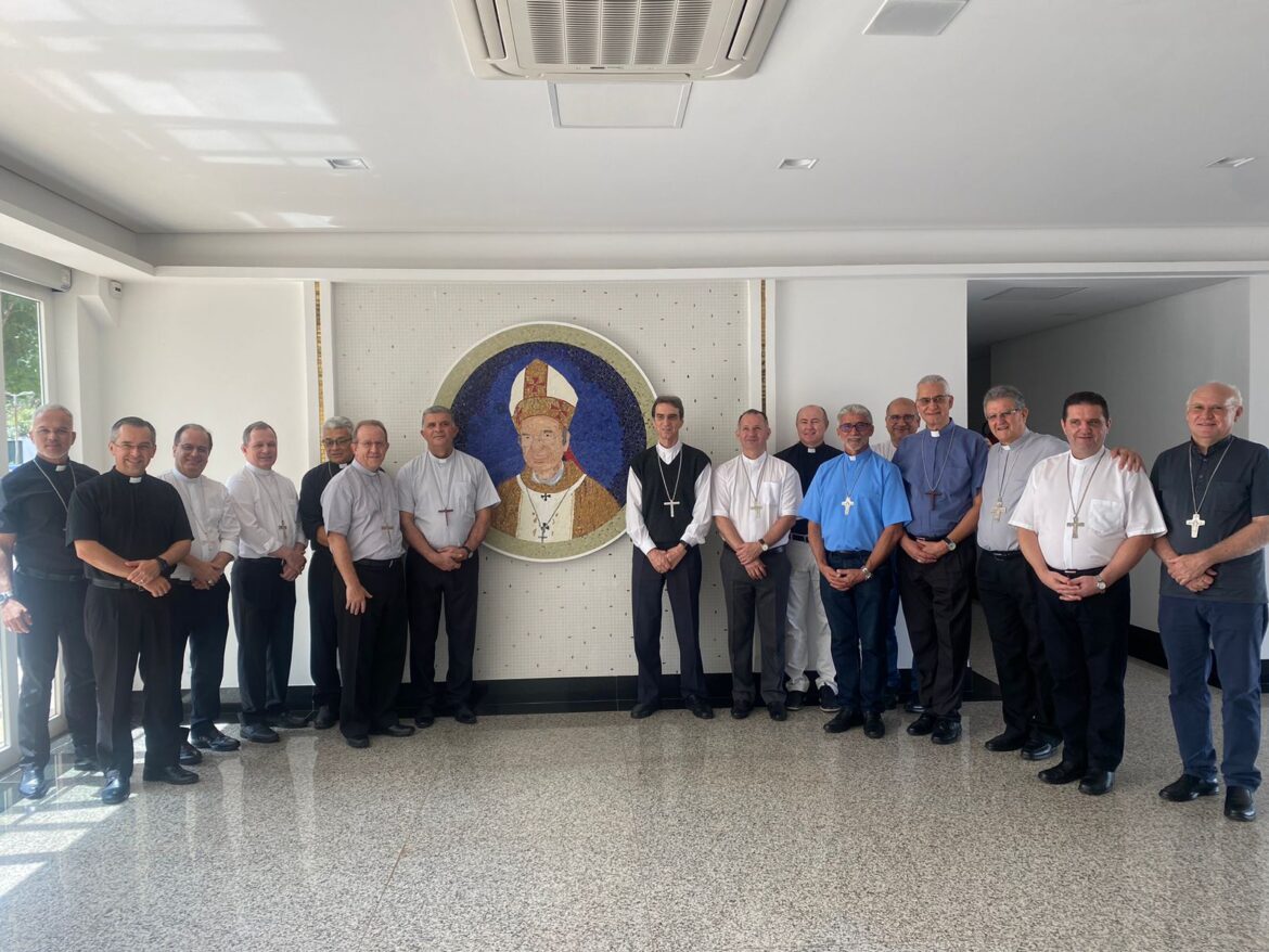 DOM LAURO PARTICIPA DE CURSO PARA NOVOS BISPOS