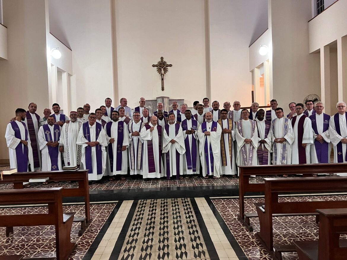 MAIS DE 40 PADRES PARTICIPAM DE RETIRO ANUAL