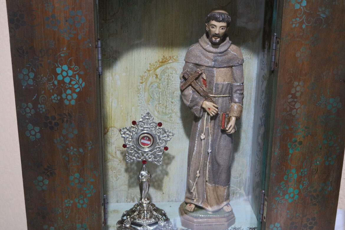 PARÓQUIA SANTA CLARA RECEBE RELÍQUIA PEREGRINA DE SÃO FRANCISCO DE ASSIS