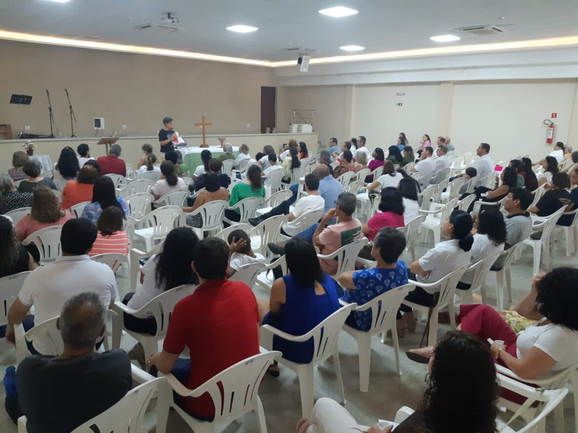 PARÓQUIA SÃO JOÃO BATISTA REÚNE EQUIPES EM MANHÃ DE ESPIRITUALIDADE