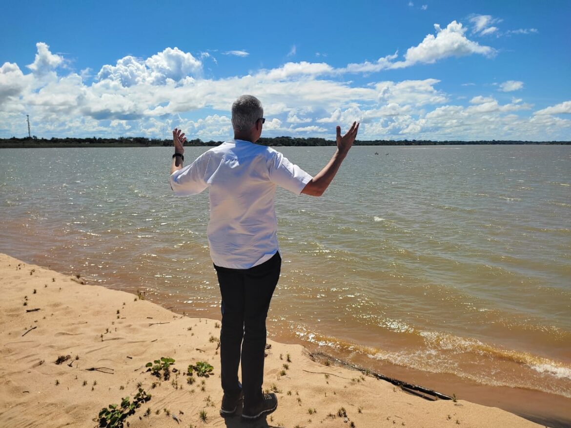 DOM LAURO REZA NA FOZ DO RIO DOCE