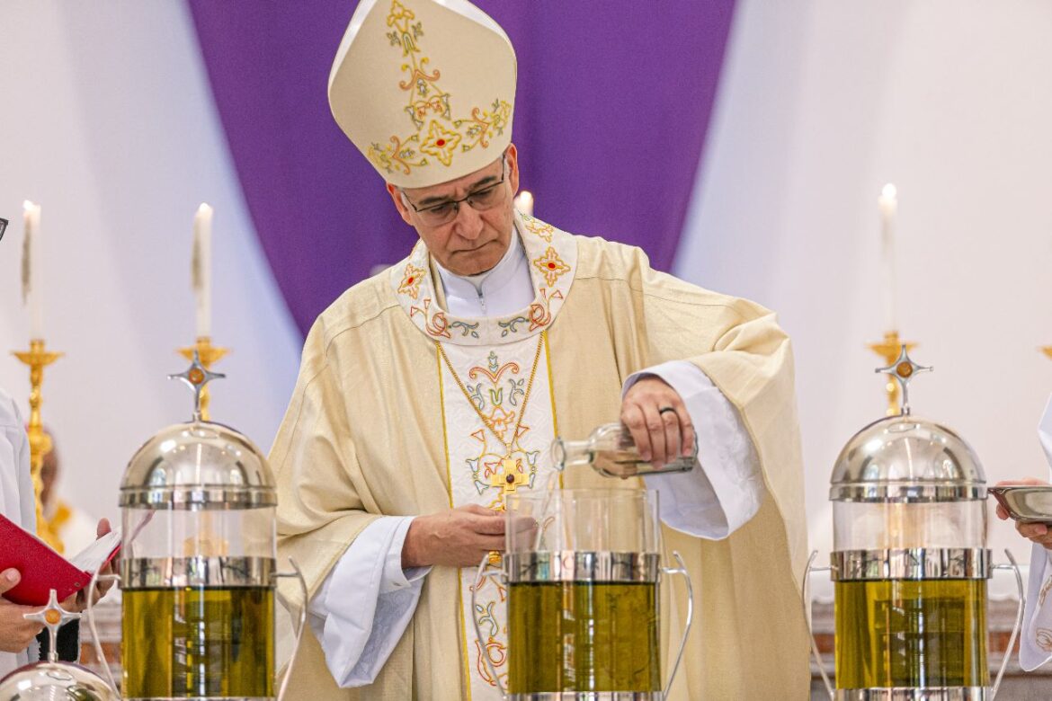 MISSA DOS SANTOS ÓLEOS REÚNE CLERO E LEIGOS DE TODAS AS NOSSAS PARÓQUIAS