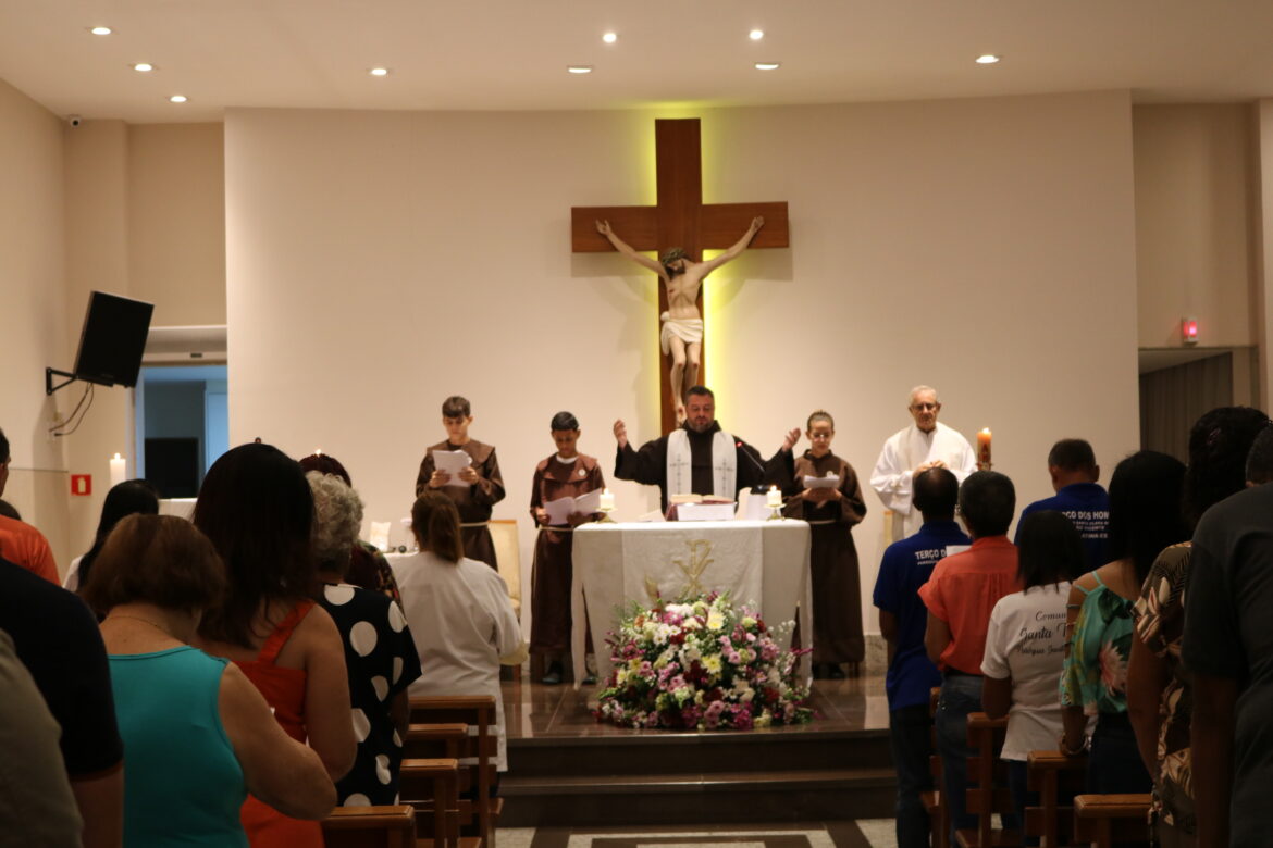 COMUNIDADE SÃO VICENTE CELEBRA SEIS ANOS DE DEDICAÇÃO DO ALTAR