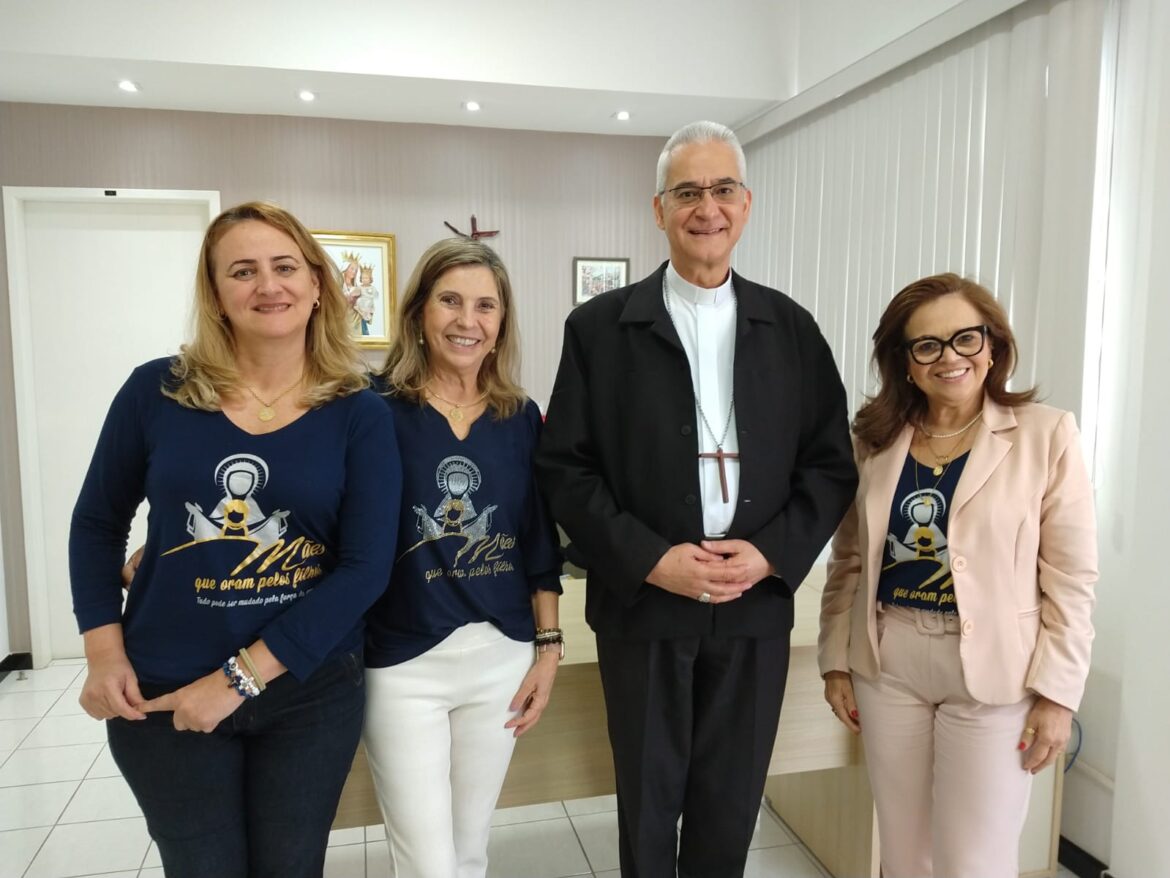 MÃES QUE ORAM PELOS FILHOS EM AUDIÊNCIA COM O BISPO