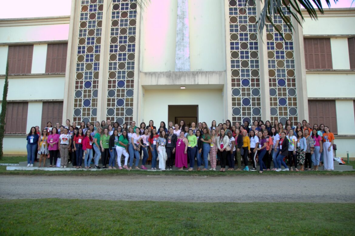 CURSILHO REÚNE 65 MULHERES