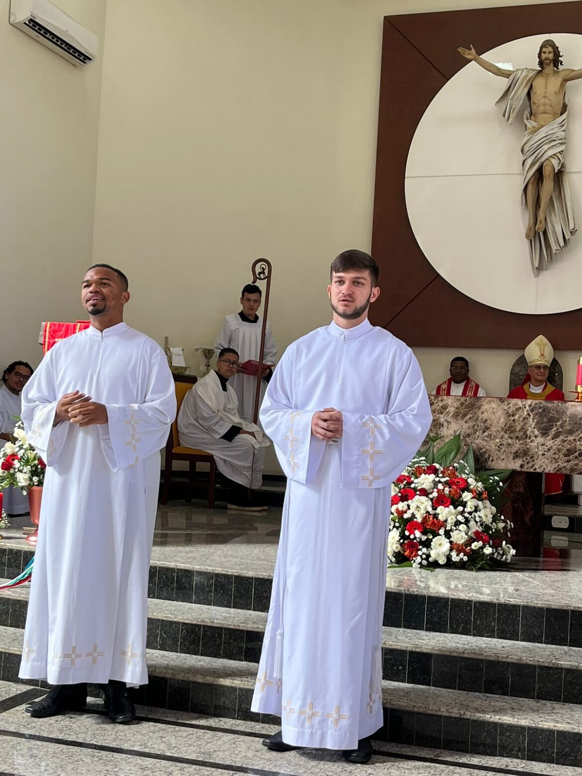 SEMINARISTAS GEISILAN E VINICIUS SÃO ADMITIDOS ÀS ORDENS SACRAS
