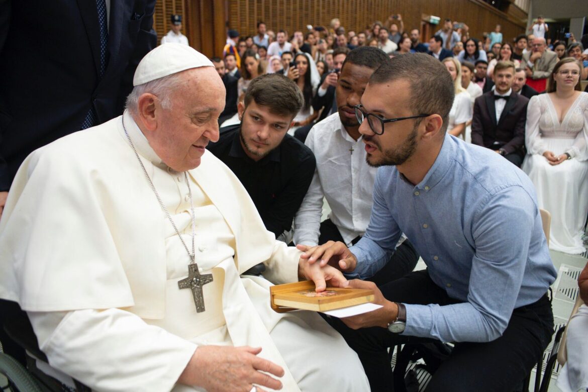 SEMINARISTAS ENTREGAM CARTA AO PAPA FRANCISCO