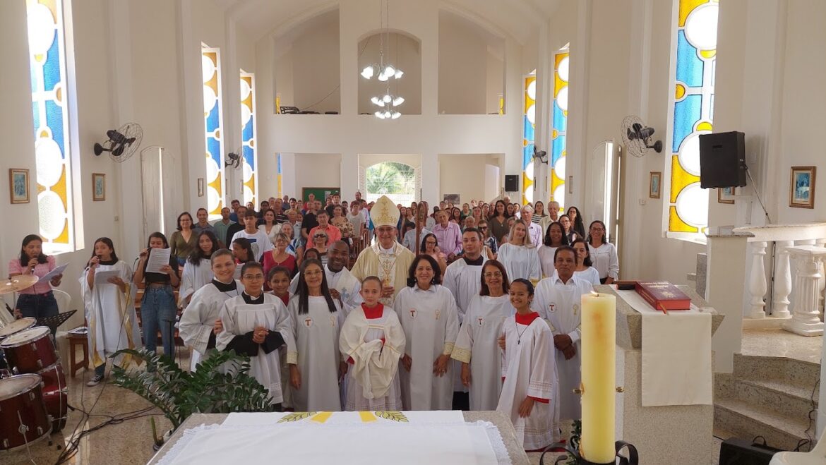 DOM LAURO CELEBRA MISSA DE DEDICAÇÃO DA IGREJA EM LARANJA DA TERRA