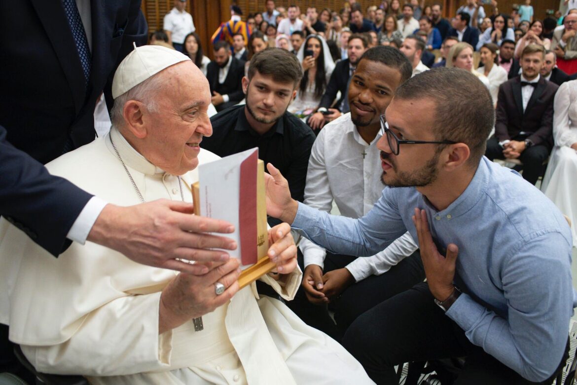 SEMINARISTAS SE ENCONTRAM COM O PAPA FRANCISCO