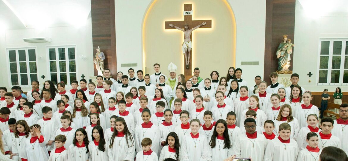 PARÓQUIA DE MARILÂNDIA GANHA 90 COROINHAS E CERIMONIÁRIOS