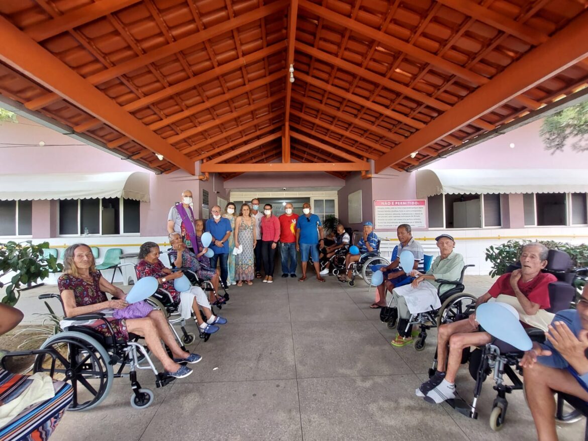 DOM LAURO REALIZA PRIMEIRA VISITA PASTORAL À PARÓQUIA SANTA TERESINHA